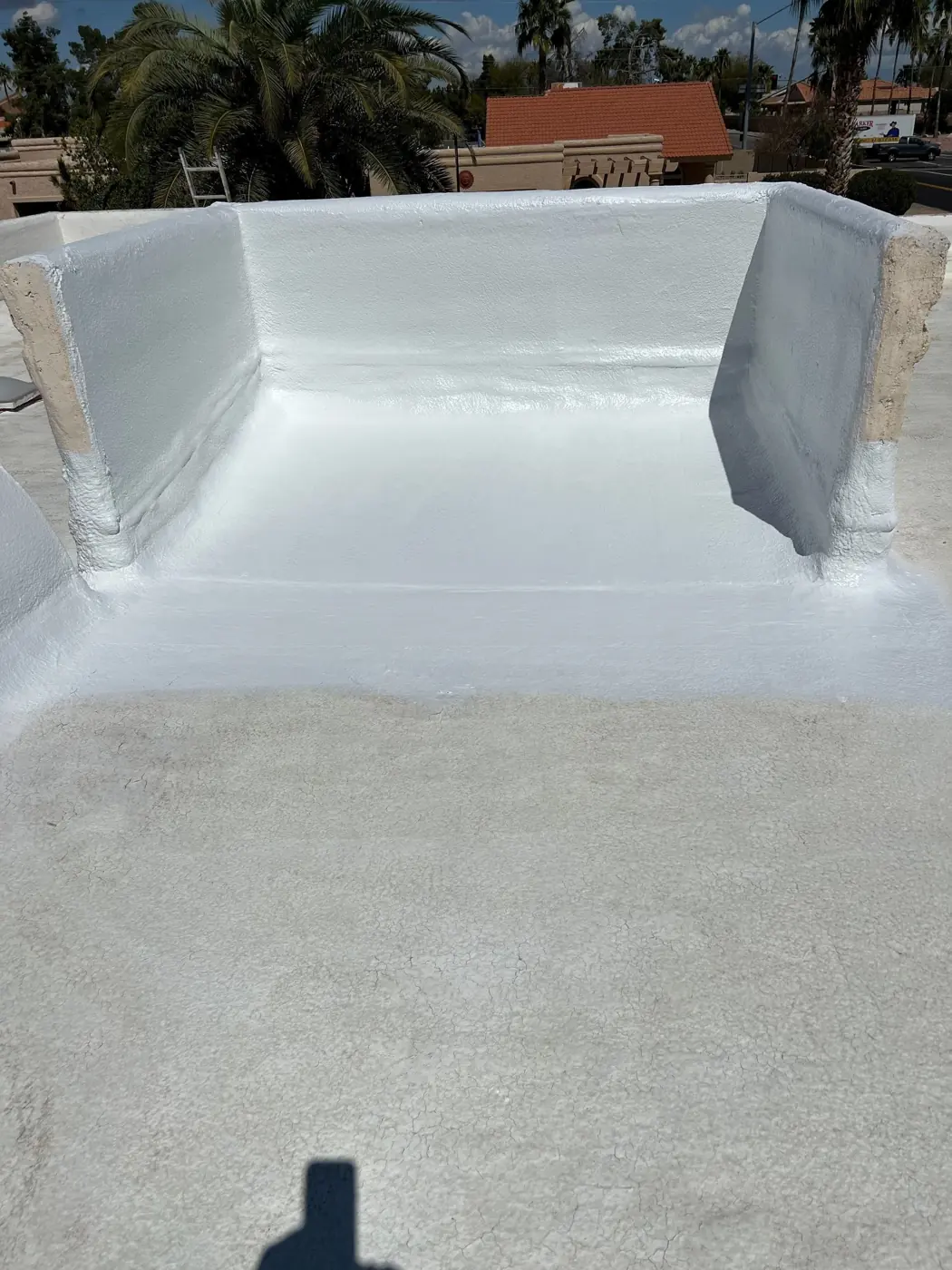 Coated parapet corner on a flat roof